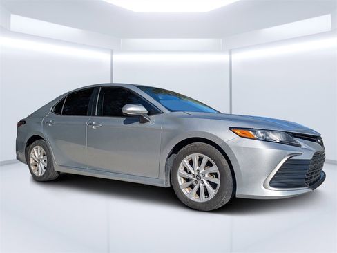 Used 2022 Toyota Camry LE image 1