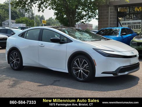 Used 2024 Toyota Prius XLE image 7