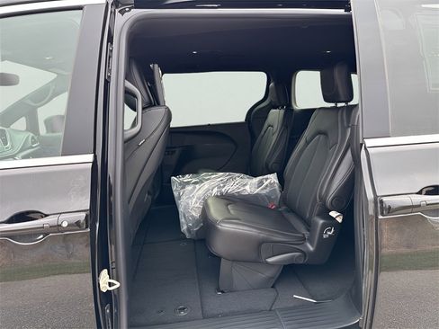 New 2026 Chrysler Pacifica Select image 20