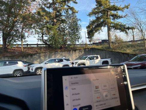 Used 2025 Toyota RAV4 XLE image 17