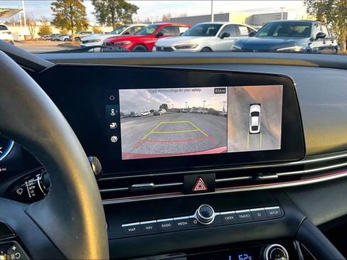 Used 2024 Hyundai Elantra Limited image 13