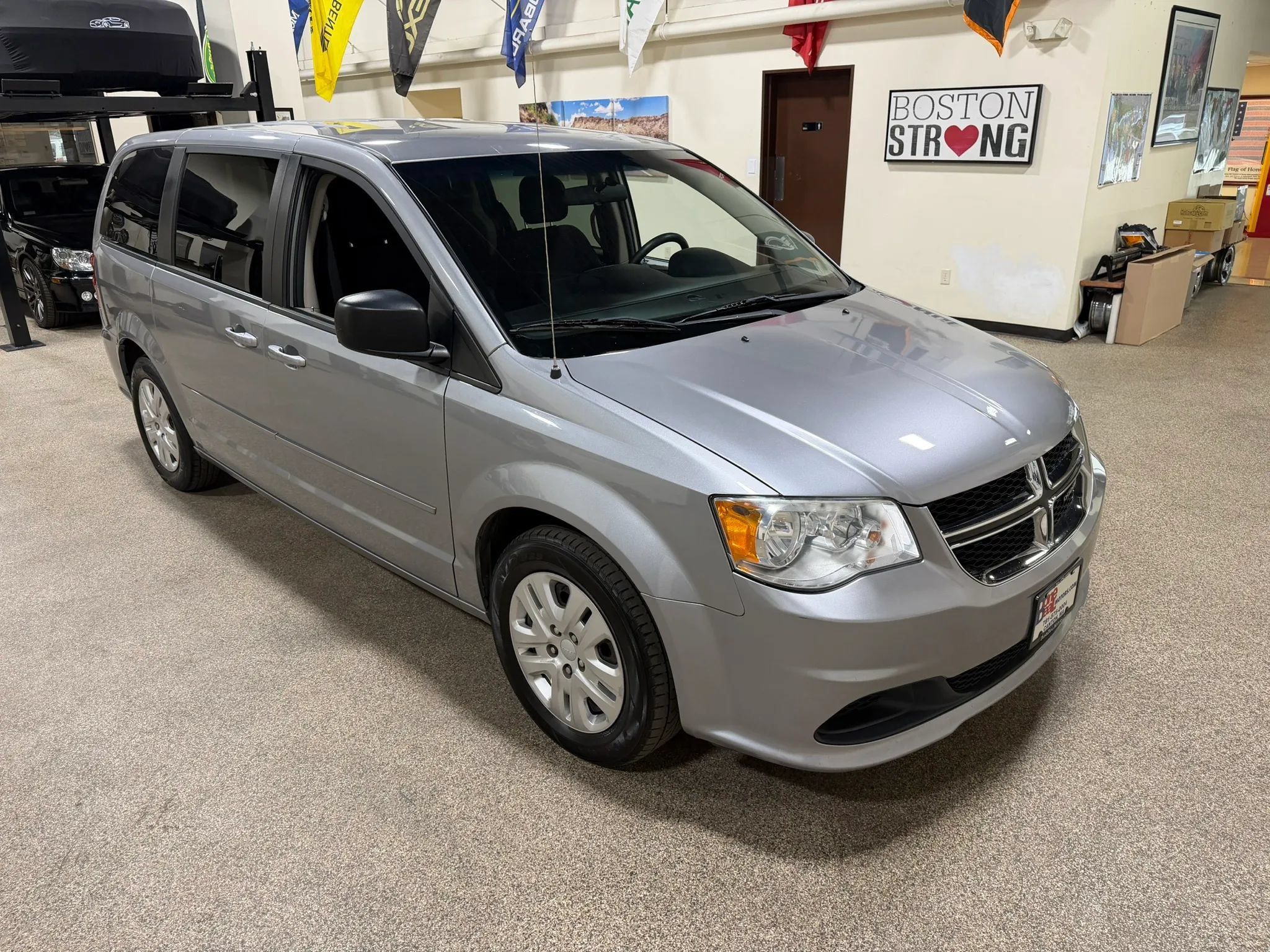 Used 2017 Dodge Grand Caravan SE FWD image 3