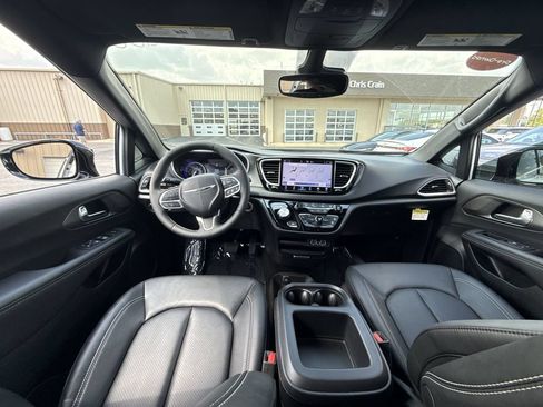 Used 2025 Chrysler Voyager LX FWD image 10