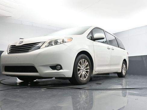 Used 2017 Toyota Sienna XLE image 20