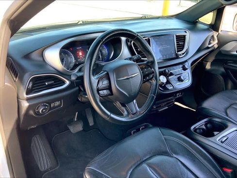 Used 2020 Chrysler Pacifica Touring-L Plus image 16