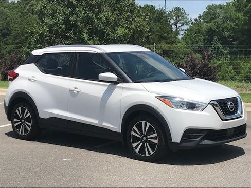 Used 2020 Nissan Kicks SV FWD image 2