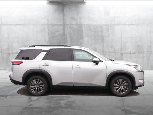 Certified 2025 Nissan Pathfinder SV AWD/4WD image 5