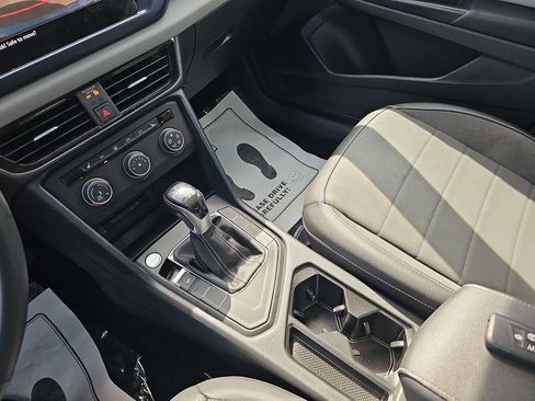 Used 2022 Volkswagen Taos SE w/ Panoramic Sunroof Package image 28