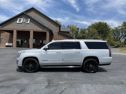 Used 2017 Cadillac Escalade ESV Luxury AWD/4WD image 2