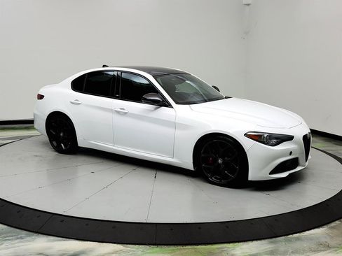 Used 2020 Alfa Romeo Giulia w/ Nero Edizione RWD image 3