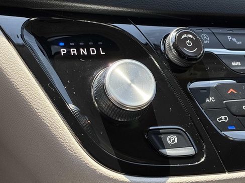Used 2023 Chrysler Pacifica Touring-L FWD image 31
