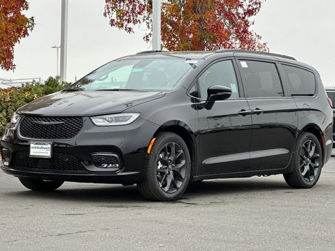 New 2026 Chrysler Pacifica Limited w/ Uconnect Theater Family Group image 8