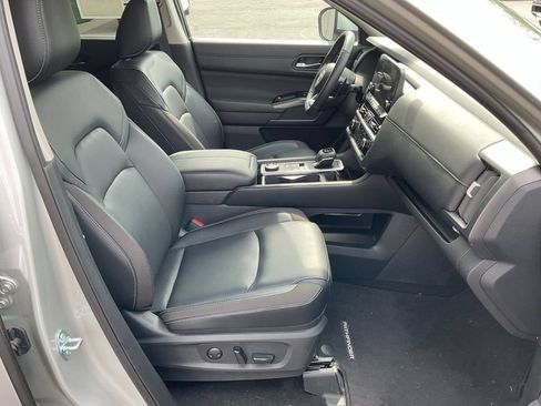 Used 2025 Nissan Pathfinder SL AWD/4WD image 18