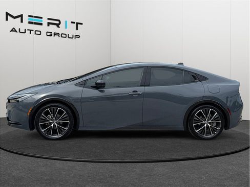 Used 2024 Toyota Prius XLE FWD image 5