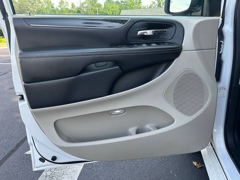 Used 2019 Dodge Grand Caravan SXT FWD image 13