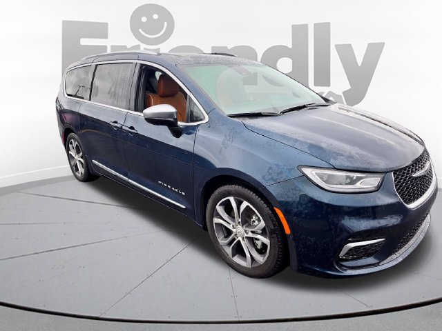 Used 2025 Chrysler Pacifica Pinnacle FWD image 3