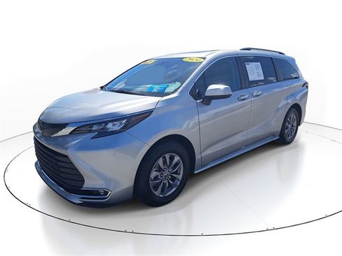 Used 2024 Toyota Sienna XLE image 2