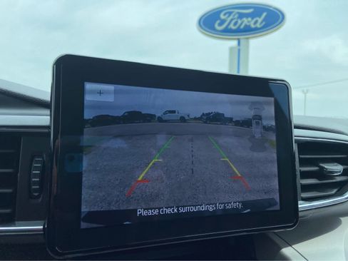 Used 2023 Ford Explorer XLT w/ Equipment Group 202A AWD/4WD image 40