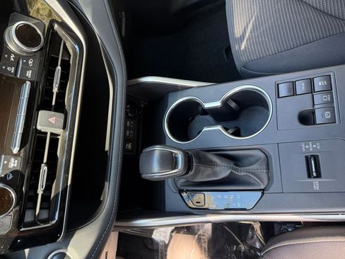 Used 2025 Toyota Highlander LE image 39