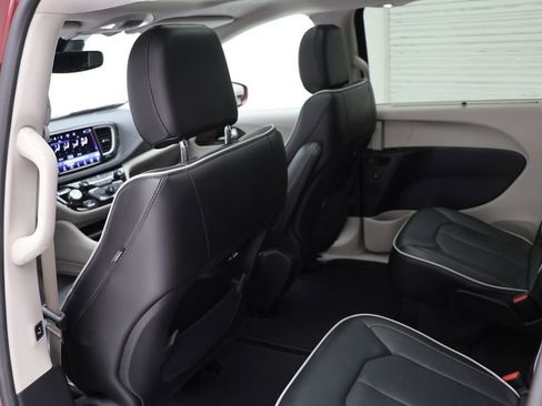 Used 2022 Chrysler Pacifica Limited AWD/4WD image 12