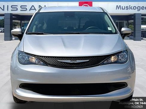 Used 2023 Chrysler Voyager LX FWD image 2