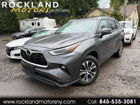 Used 2024 Toyota Highlander XLE AWD/4WD image 1