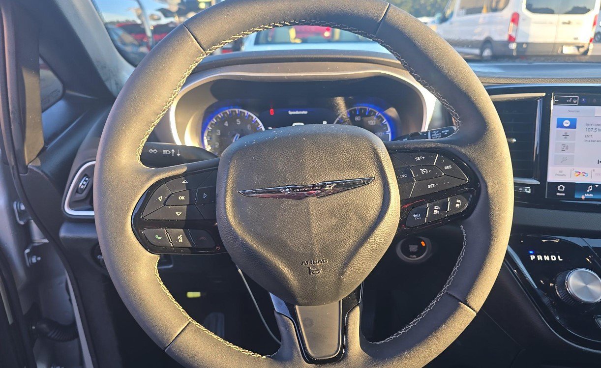 Used 2026 Chrysler Pacifica Select w/ S Appearance Package FWD image 8