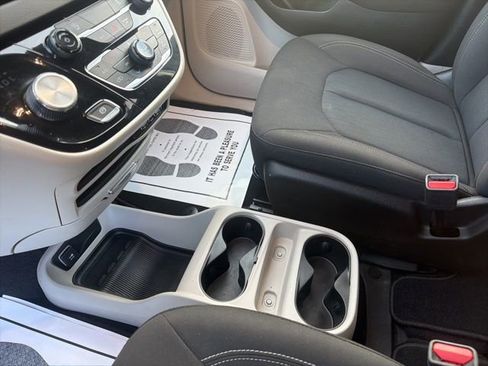 Used 2023 Chrysler Voyager LX image 23