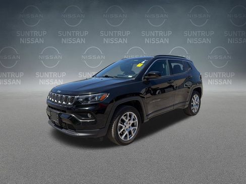 Used 2024 Jeep Compass Latitude AWD/4WD image 32