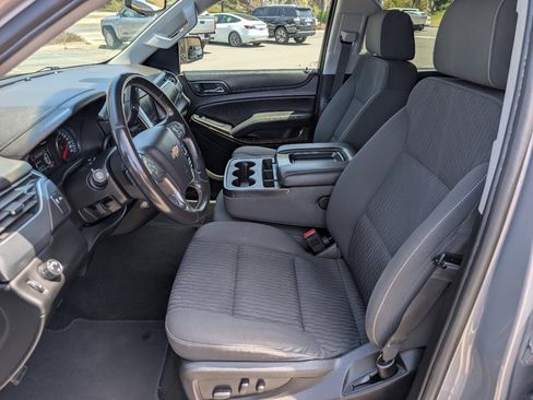 Used 2018 Chevrolet Suburban LS RWD image 2