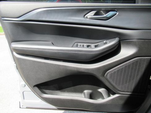 Used 2024 Jeep Grand Cherokee L Altitude RWD image 21
