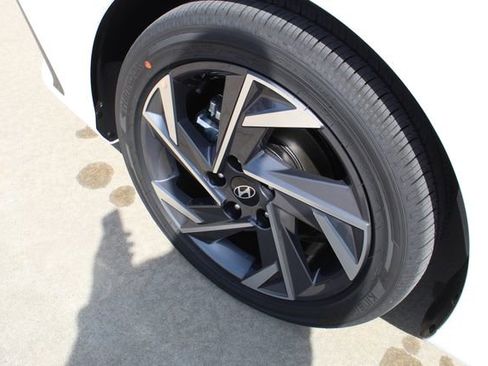 New 2026 Hyundai Elantra Limited FWD image 3