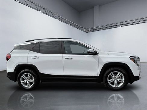 Used 2022 GMC Terrain SLE w/ Driver Convenience Package image 3