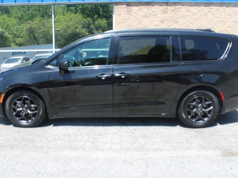 Used 2018 Chrysler Pacifica Touring-L Plus w/ S Appearance Package FWD image 13