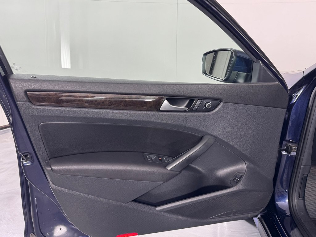 Used 2015 Volkswagen Passat TDI SEL Premium FWD image 10