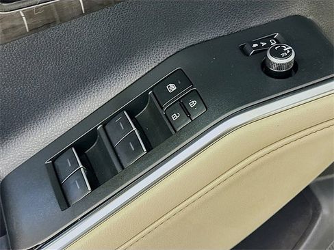 Used 2023 Toyota Highlander Limited image 19