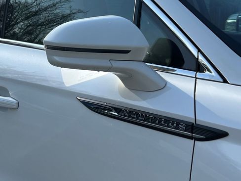 Used 2023 Lincoln Nautilus Reserve image 11