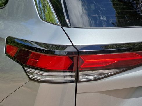 Used 2025 Volkswagen Tiguan SE AWD/4WD image 34