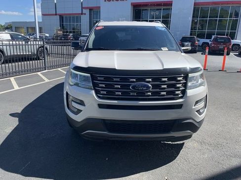 Used 2017 Ford Explorer XLT w/ Equipment Group 201A FWD image 3