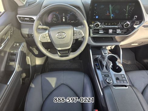 Used 2025 Toyota Highlander Platinum image 12