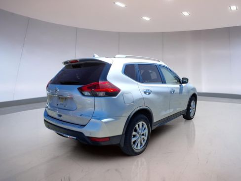 Used 2019 Nissan Rogue SV image 4