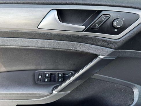 Used 2017 Volkswagen Golf S image 3