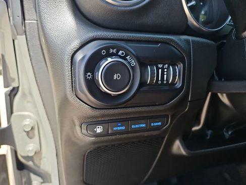 Used 2022 Jeep Wrangler Unlimited Sahara w/ Cold Weather Group AWD/4WD image 17