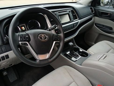 Used 2019 Toyota Highlander LE image 9