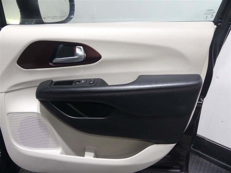Used 2017 Chrysler Pacifica Limited w/ UConnect Theater Package FWD image 19