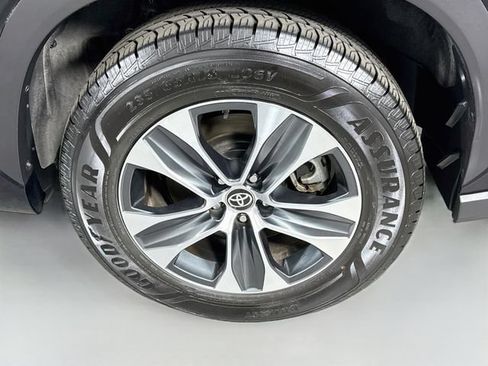 Used 2022 Toyota Highlander XLE FWD image 32