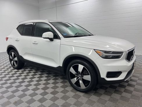 Used 2020 Volvo XC40 T5 Momentum w/ Protection Package Premier image 4