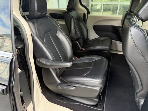 Used 2024 Chrysler Pacifica Limited FWD image 37
