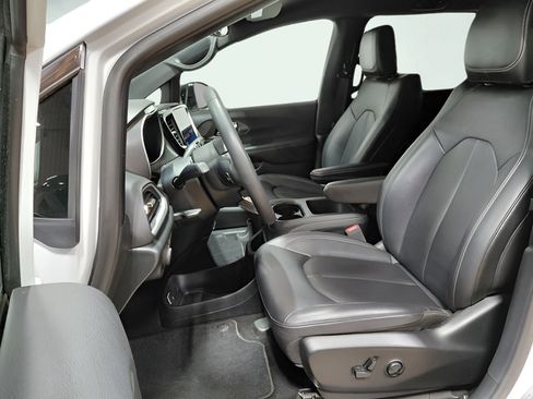 Used 2025 Chrysler Pacifica Select FWD image 3
