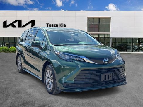 Used 2025 Toyota Sienna LE w/ LE Plus Package AWD/4WD image 1